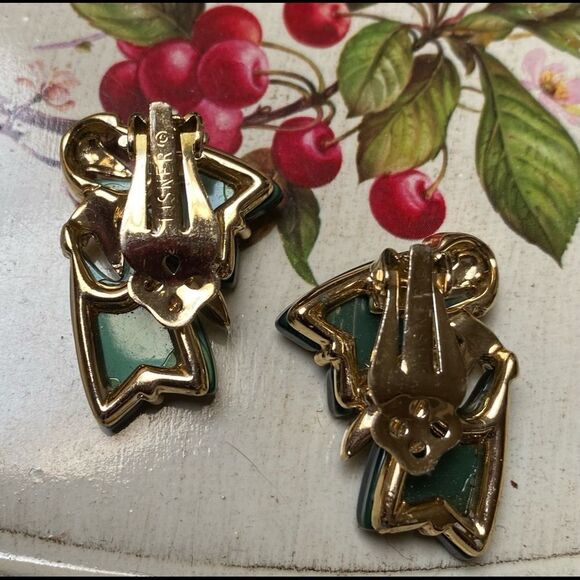 𝅺VINTAGE Lisner thermoset clip earrings - Picture 2 of 2